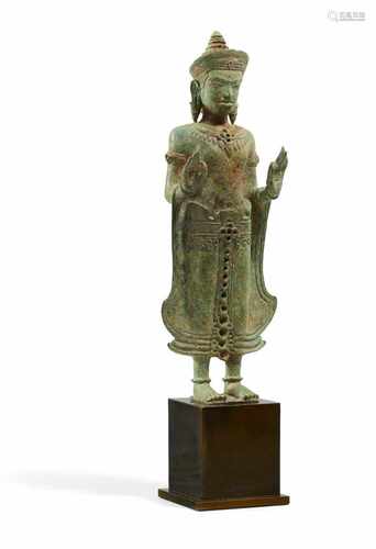 STEHENDER SHAKYAMUNI. Khmer. Angkor Wat-Periode (1100-1175). 12./13. Jh. Bronze mit grüner, pudriger