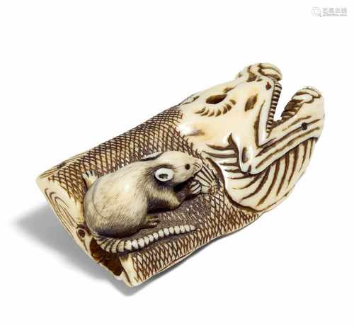 NETSUKE: RATTE AUF EINEM STÜCK TROCKENLACHS. Japan. 18./19. Jh. Elfenbein mit dunkel