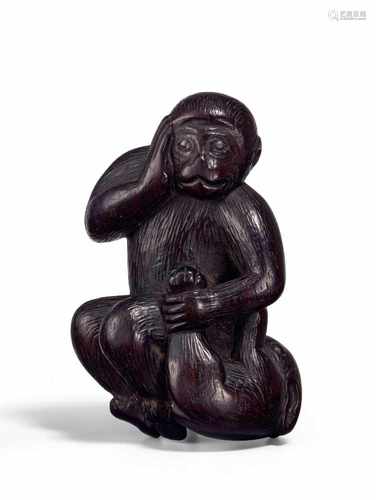 NETSUKE: AFFE MIT HASEN. Japan. Edo-Zeit. Spätes 18. Jh. Tôkyô-Schule. Rötliches Obstholz,