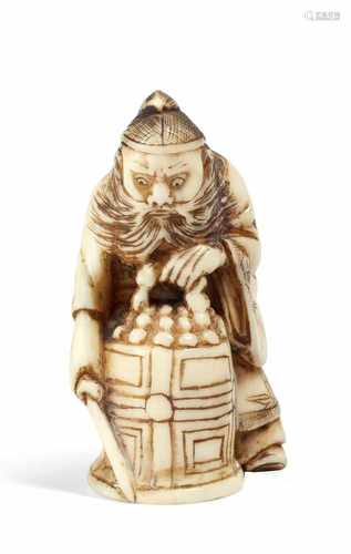 NETSUKE: SHÔKI UND ONI UNTER EINER GROßEN GLOCKE. Japan. 19. Jh. Maritimes Elfenbein. Höhe 4,8cm.