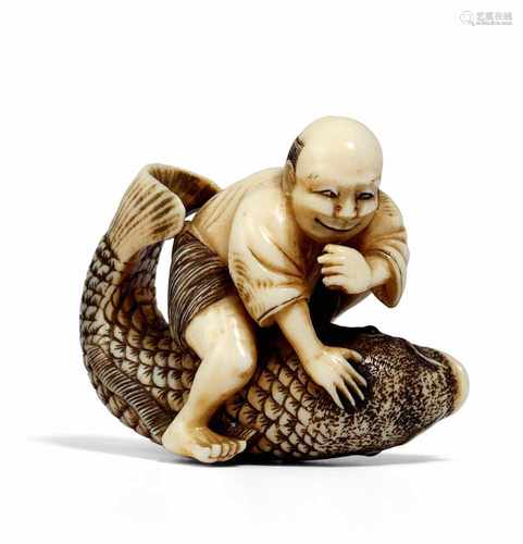 NETSUKE: KINKO SENNIN. Japan. 19. Jh. Elfenbein, teils dunkel aktzentuiert, Augen des Fisches