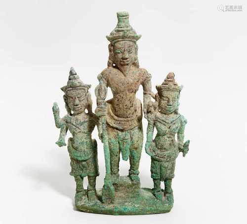 KLEINE VOTIVFIGUR DES VISNU MIT TRISHULA. Khmer. 11./12. Jh. oder später. Bronze mit teils grüner