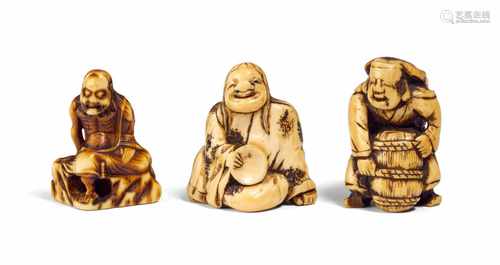 DREI NETSUKE VON UNSTERBLICHEN UND HÄNDLER. Japan. 18./19. Jh. Elfenbein und Bein. H.4-4,5cm.