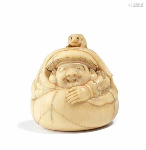 NETSUKE: DAIKOKU IM SACK. Japan. Edo-Zeit. 19. Jh. Elfenbein mit gelber Patina, fein geschnitzte und