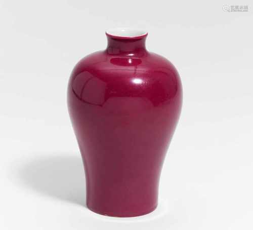 KLEINE MEIPING-VASE. China. Porzellan, mit monochromer Glasur in Himbeerrot. H.15cm. Im Boden im