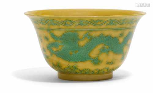 DRACHENSCHALE. China. Qing-Dynastie (1644-1911). 19. Jh. Porzellan, innen und außen gelb glasiert,