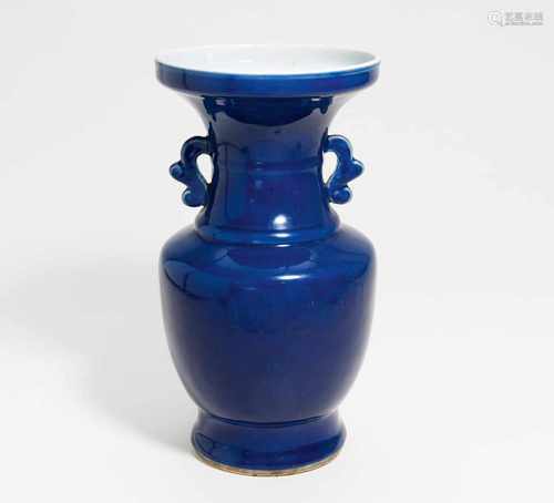 GROßE ZUN-FÖRMIGE VASE MIT HENKELN. China. Wohl 19. Jh. Porzellan, monochrom dunkelblau glasiert.