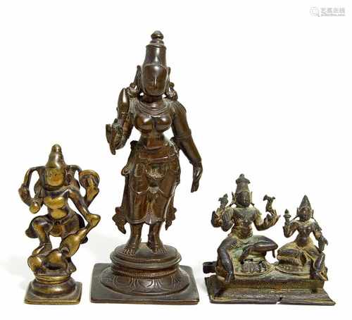 SELTENE DOPPELFIGUR UND ZWEI EINZELFIGUREN VON SHIVA UND PARVATI. Indien. Wohl 15./16. Jh. Bronze