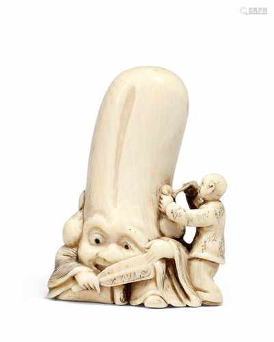 NETSUKE: FUKUROKUJU. Japan. 19. Jh. Elfenbein. Karako dem sitzenden Glücksgott die großen Ohren