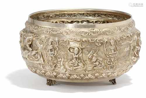 BEDEUTENDE SILBERSCHALE MIT JATAKA-SZENEN. Burma/Myanmar. 19./20. Jh. Silber, in Repoussé in