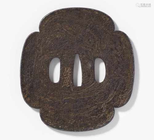 GROßES TSUBA MIT HOLZMASERUNG. Japan. Edo-Zeit (1603-1868). 18. Jh. Eisen. Mokkôgata. Uchikaeshi