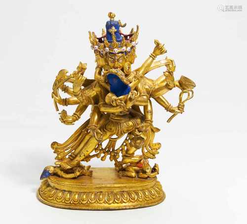 ZWÖLFARMIGER CHAKRASAMVARA MIT VAJRAYOGINI IN YAB-YUM. Tibet/Nepal. 19./20. Jh. Kupferbronze mit