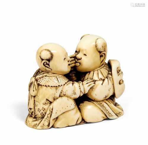 NETSUKE: ZWEI KARAKO BEIM BEKKAKO. Japan. 19. Jh. Elfenbein, fein geschnitzt und mit schöner,