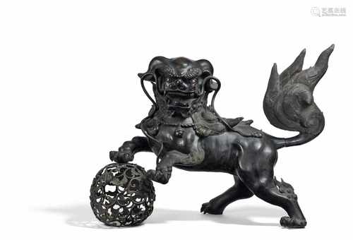 SEHR GROßER SHISHI-LÖWE MIT BROKATBALL. Japan. Edo-/Meiji-Zeit. 18./19. Jh. Bronze mit dunkler