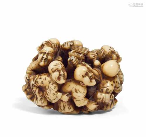 NETSUKE: GRUPPE VON SIEBEN BLINDEN. Japan. Edo-Zeit. 18./19. Jh. Elfenbein, teils dunkel