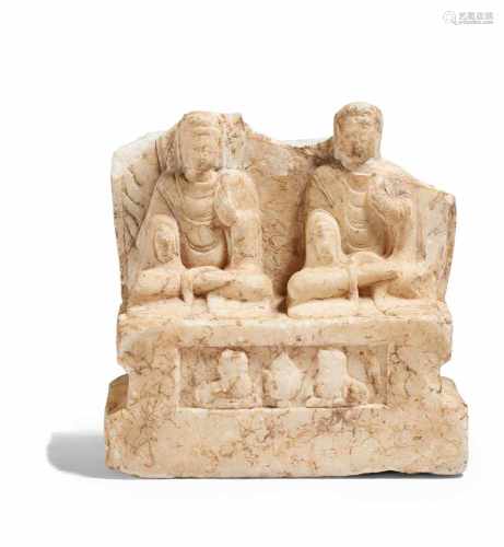 STELENFRAGMENT MIT ZWEI DARSTELLUNGEN DES SITZENDEN BUDDHA. China. Südliche Qi-Dynastie (479-502).
