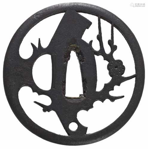 TÔSEN SUKASHI TSUBA MIT BLÜHENDEM PFLAUMENZWEIG UND SICHEL. Japan. Edo-Zeit (1603-1868). Akasaka