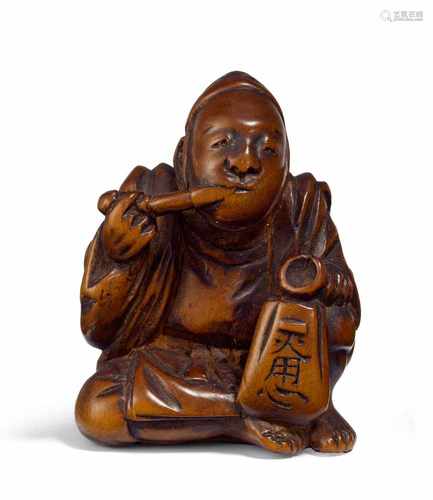 NETSUKE: RAUCHENDER HOFDIENER. Japan. Edo-Zeit. 19. Jh. Rötliches Holz mit dunkel akzentuierten