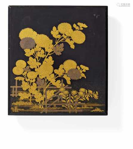 SCHREIBKASTEN SUZURIBAKO MIT CHRYSANTHEMEN. Japan. Meiji-Zeit (1868-1912). Holz mit Gold- und