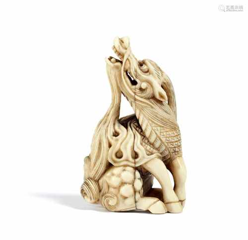 NETSUKE: SITZENDES KIRIN. Japan. 18./19. Jh. Elfenbein, fein geschnitzt und mit dunkel