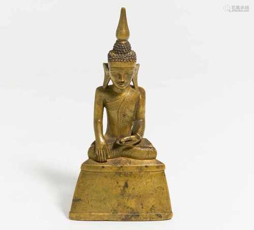 BUDDHA MARAVIJAYA AUF HOHEM SOCKEL. Burma. Konbaung (1752-1885). 18./19. Jh. Bronze. H.19cm. Auf dem