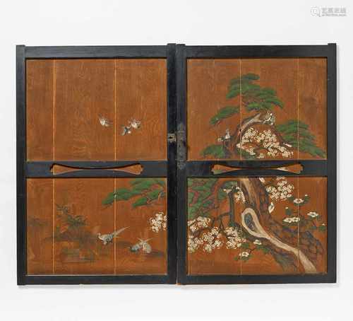 PAAR FUSUMA-HOLZTÜREN MIT GROßER KIEFER, KIRSCHE UND VÖGELN. Japan. 19./20. Jh. Paulownia-Holz (