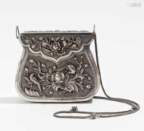 KLEINE AMULETT- ODER ABENDTASCHE. China/Vietnam. 1920er. Silber in Repoussé. Blumen- und Vogeldekor.