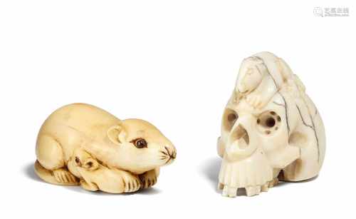 ZWEI NETSUKE: RATTE MIT ZWEI JUNGEN UND SCHÄDEL. Japan. a) 19. Jh. Elfenbein, Augen eingelegt aus