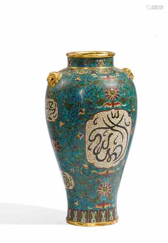 GROßE MEIPING-VASE MIT ISLAMISCHEN INSCHRIFTEN. China. Kupferbronze mit Cloisonné und Vergoldung.