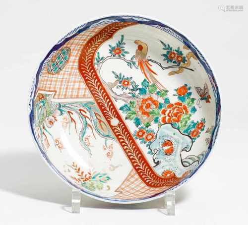 SCHALE MIT PÄONIEN, CHRYSANTHEMEN UND HÔÔ-VOGEL. Japan. Um 1900. Imari-Porzellan mit Malerei in