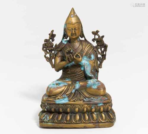 TSONGKHAPA AUF LOTOSSOCKEL. Mongolei. Bronze mit Resten von Vergoldung. G.1392g, H.20,3cm. Zustand