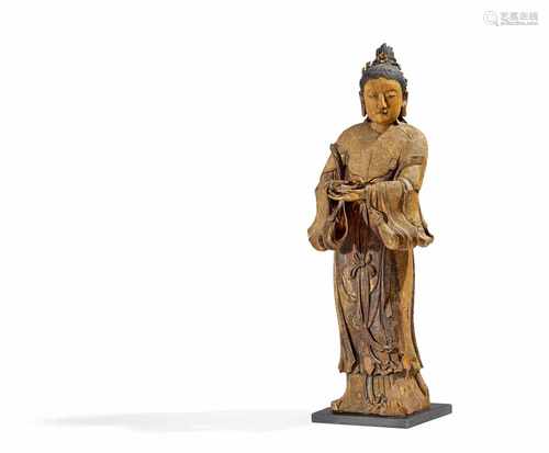 BEEINDRUCKENDE FIGUR EINES WEIBLICHEN BODHISATTVA. China oder Japan. Ming-Dynastie (1368-1644)