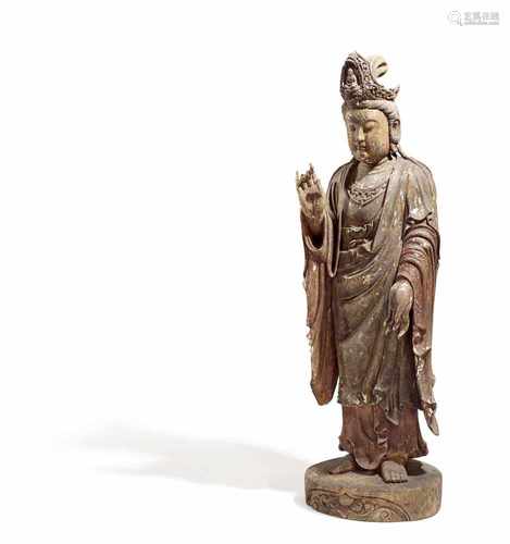 FAST LEBENSGROßE STEHENDE GUANYIN. China. Holz, geschnitzt mit Resten einer farbigen Fassung. Mit