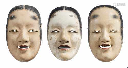 DREI MASKEN ZUR DARSTELLUNG JUNGER FRAUEN. Japan. Edo- bis Meiji-Zeit. Holz, mit gofun und Pigmenten