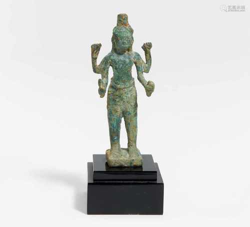 KLEINE FIGUR DES VIERARMIGEN VISHNU. Khmer. Angkor-Zeit. Wohl 12./13. Jh. Bronze mit grüner