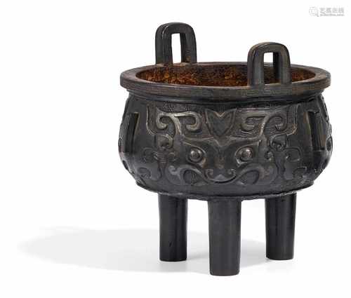 KÔRO WEIHRAUCHBRENNER MIT TAOTIE-MASKEN. Japan. 17./18. Jh. Eisen mit dunkler Patina und helleren