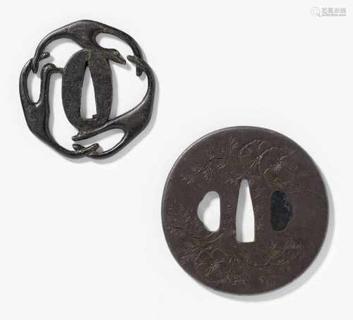 ZWEI TSUBA MIT KIRSCHBLÜTEN UND KRANICHEN. Japan. Edo-Zeit (1603-1868). Eisen. a) Marugata.