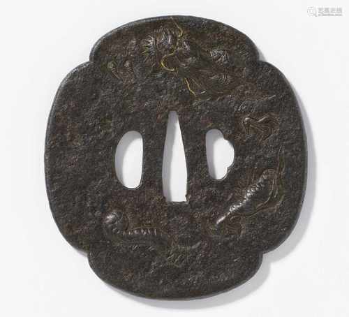 GROßES TSUBA MIT DRACHE. Japan. Edo-Zeit (1603-1868). Frühes 18. Jh. Eisen. In Relief und mit