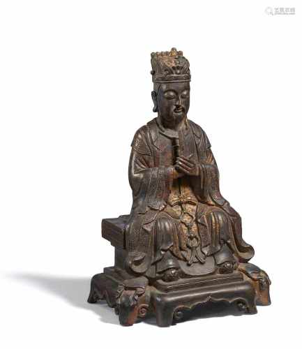 DAOISTISCHE GOTTHEIT. China. Ming-Dynastie (1368-1644). Bronze mit Resten von Vergoldung. Sitzend