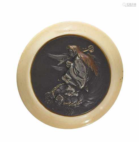 KAGAMIBUTA-NETSUKE: SHÔJÔ MIT HISHAKU AUF MINOGAME. Japan. 19. Jh. Shibuichi mit Gold, Silber und