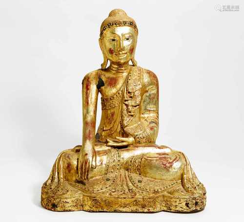 SITZENDER BUDDHA. Burma/Myanmar. Mandalay-Zeit (1853-1948). Holz mit Lackvergoldung und Spiegelchen.