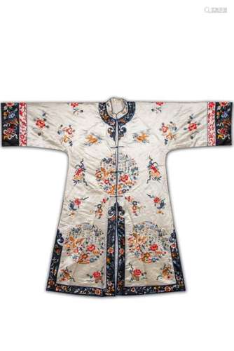 A LADY'S MANCHU-STYLE INFORMAL ROBE.ANTIQUE