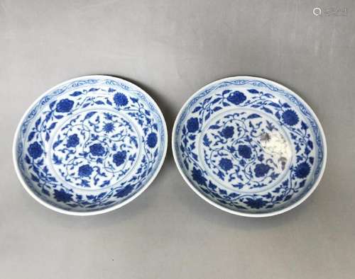 A PAIR OF BLUE AND WHITE 'LOTUS' DISHES.MARK OF