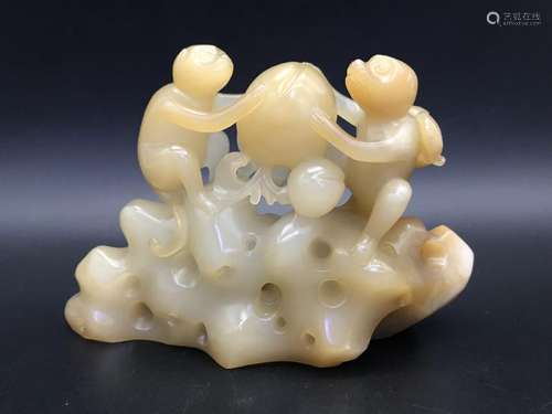 A CARVED JADE MONKEY AND PEACH.ANTIQUE