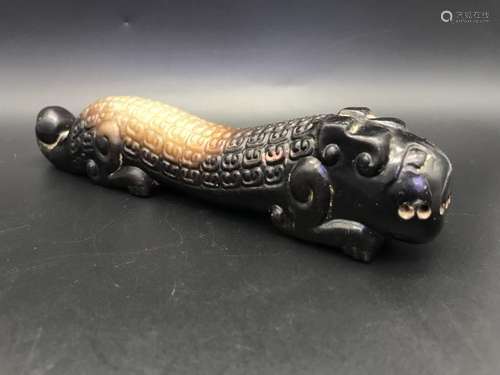 A CARVED BLACK JADE BEAST.ANTIQUE