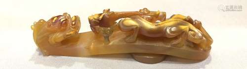 A CARVED AGATE DRAGON BELT-HOOK. ANTIQUE