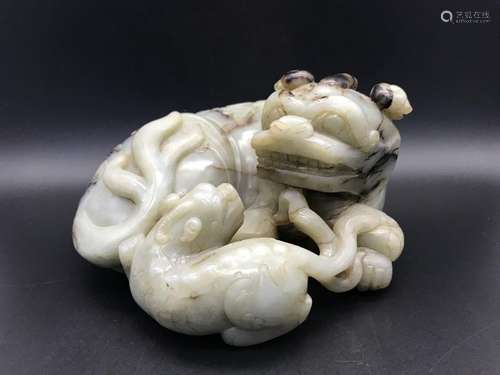 A CARVED JADE LION GROUP.ANTIQUE