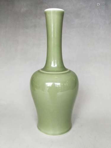 A CELADON-GLAZED BOTTLE VASE.MARK OF YONGZHENG