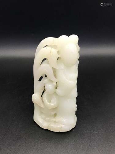 A CARVED JADE FIGURES.ANTIQUE