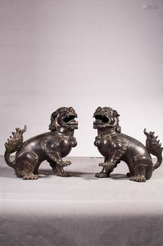 A PAIR OF BRONZE LION BURNERS.QING DYANSTY